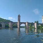 Centre CAHORS - Vue imprenable sur le PONT VALENTRE - Au bord de la rivière